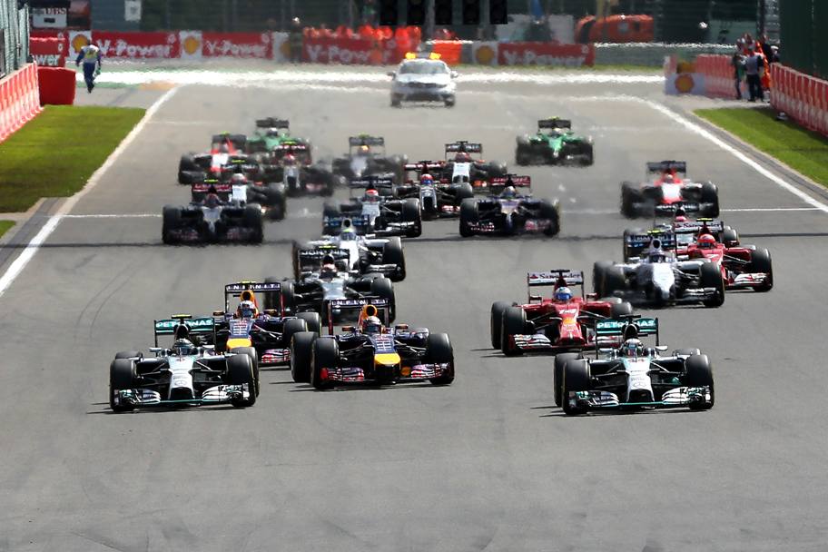 Il GP del Belgio sar ricordato per l&#39;incidente del 2 giro tra Hamilton e Rosberg che ha scatenato enormi polemiche in casa Mercedes. Al via Hamilton (a destra)  bravo a sorpassare Rosberg. Getty